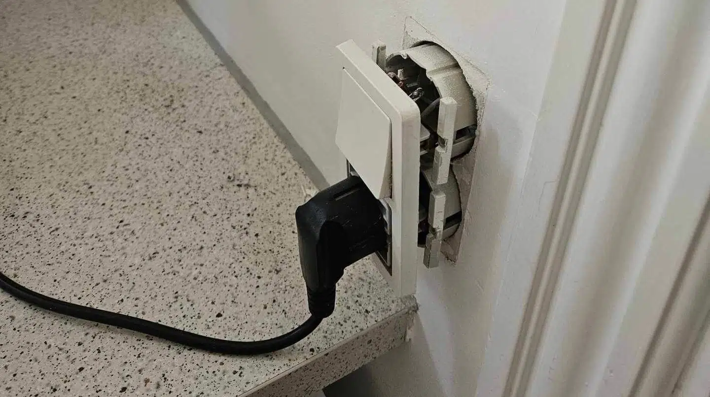 Annette Holger Haarby og hendes mand var så småt i gang med at renovere i deres sommerhus, da en fremmed familie dukkede op.