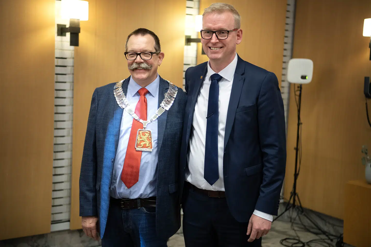 Socialdemokraten Steen Wrist (til højre) afleverede tirsdag formiddag sin borgmesterkæde til partifællen Christian Bro (til venstre), og dermed har Fredericia fået ny borgmester.