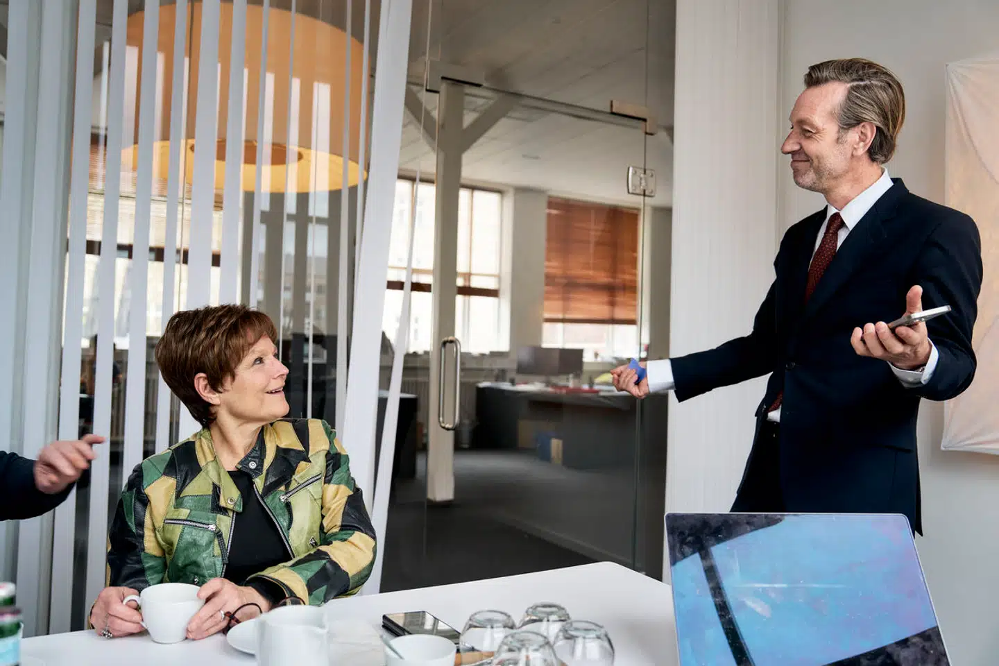 »Du er pure frikendt« – Bitten Vivi Jensen modtager sin dom sammen med sin advokat Mads Krøger Pramming.