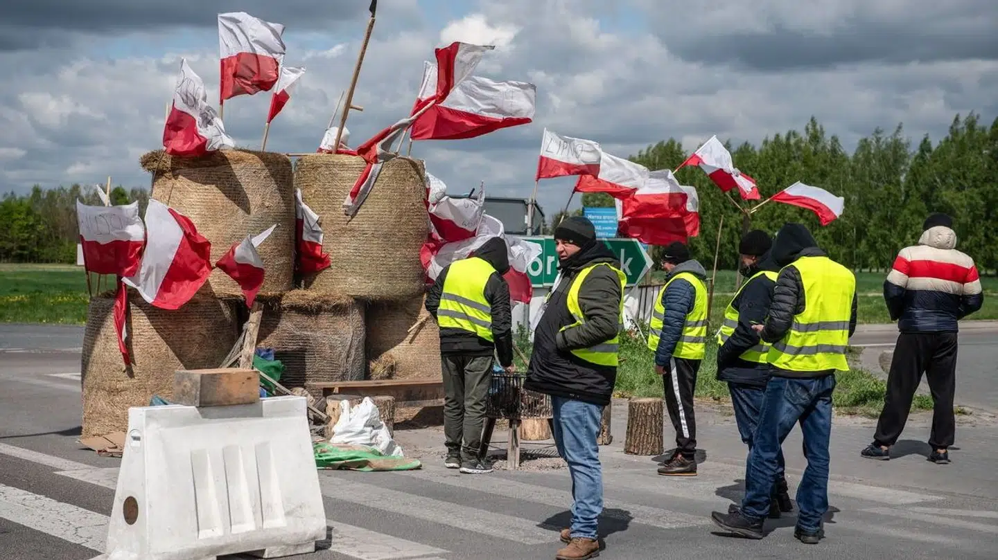 I de østlige EU-lande har der gennem længere tid været protester på gaderne mod importen af varer fra Ukraine. Her er det en gruppe polske landmænd der protesterer mod importen af landbrugsvarer.