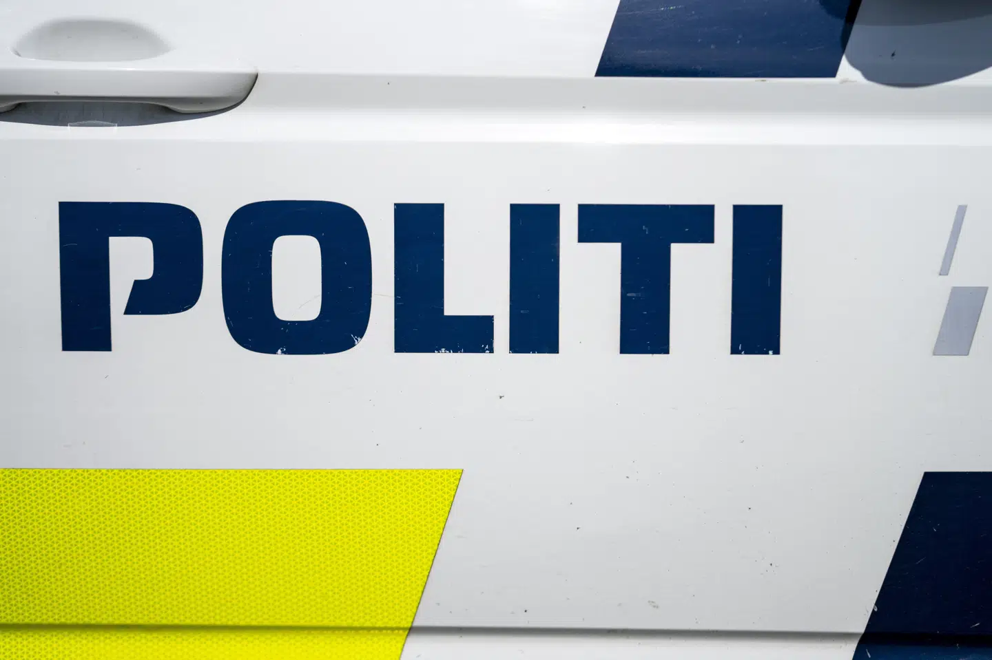 Syd- og Sønderjyllands Politi arbejder tirsdag ved en skole i Esbjerg, hvor der er blevet kastet med syrebomber. To børn er kommet lettere til skade. (Arkivfoto).