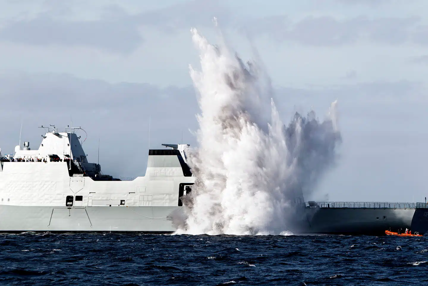 Søværnet har gennemgået den danske fregat »Iver Huitfeldt«, som 9. marts var i kamp i Det Røde Hav. På arkivfotoet ses en tidligere choktest med sprængning under vand.