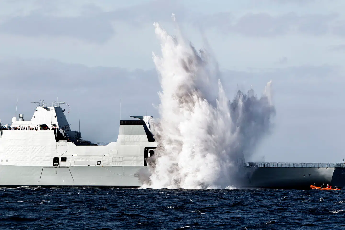 Søværnet har gennemgået den danske fregat »Iver Huitfeldt«, som 9. marts var i kamp i Det Røde Hav. På arkivfotoet ses en tidligere choktest med sprængning under vand.