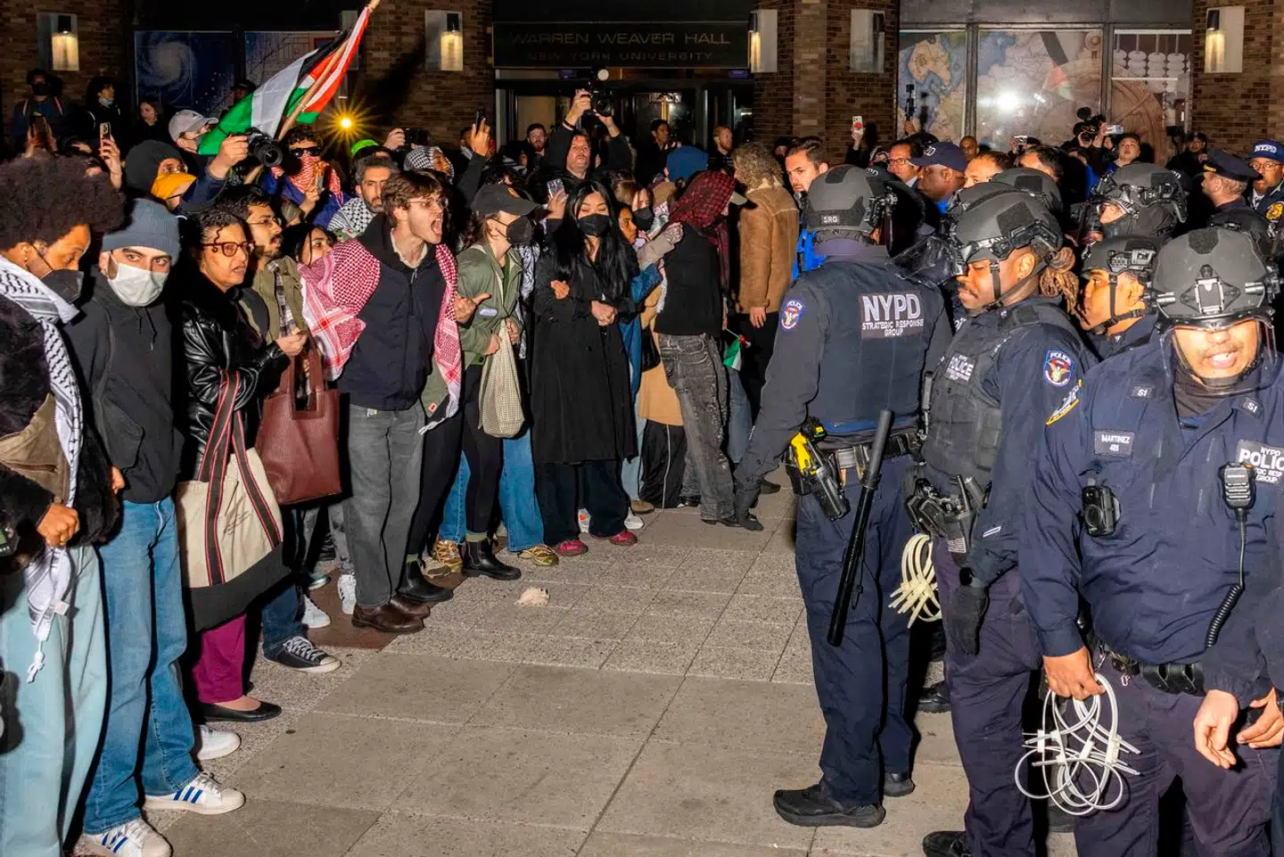 Politifolk i New York står over for propalæstinensiske demonstranter efter en besættelse af New York University, der mandag endte i mere end 100 anholdelser.