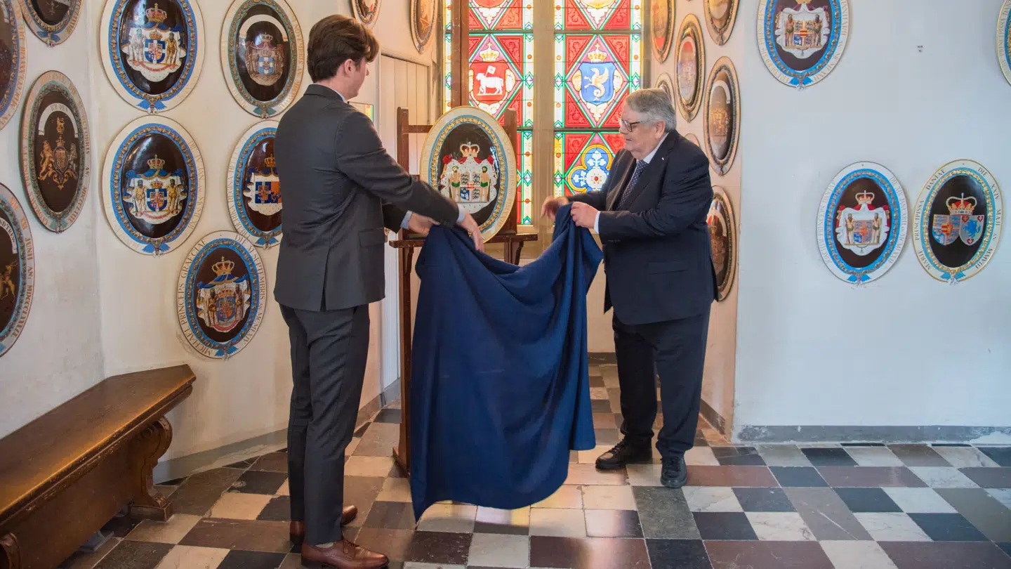 Kronprins Christian afslører sit eget våbenskjold.