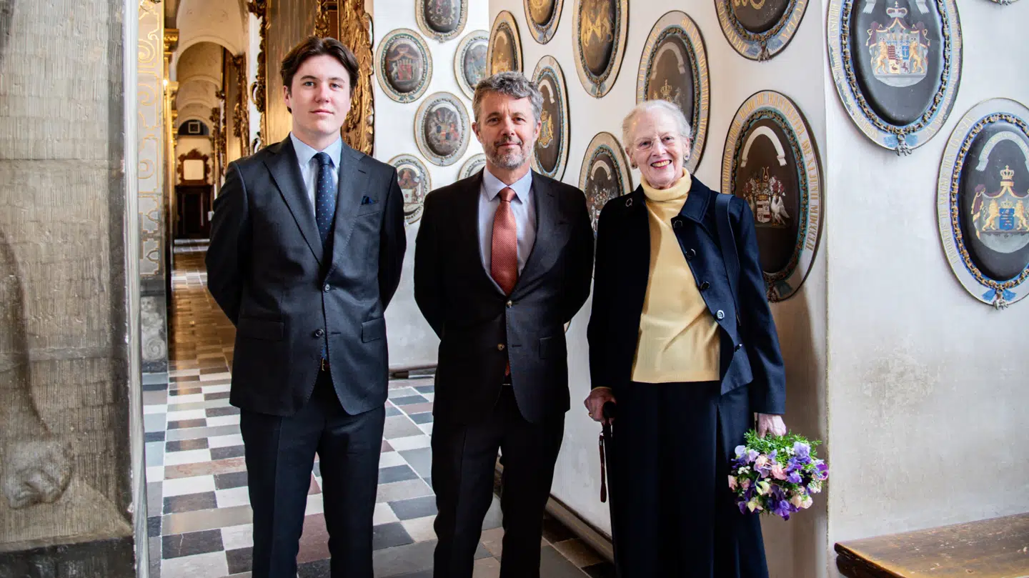 Både dronning Margrethe og kong Frederik var mødt op til afsløringen af våbenskjoldet.