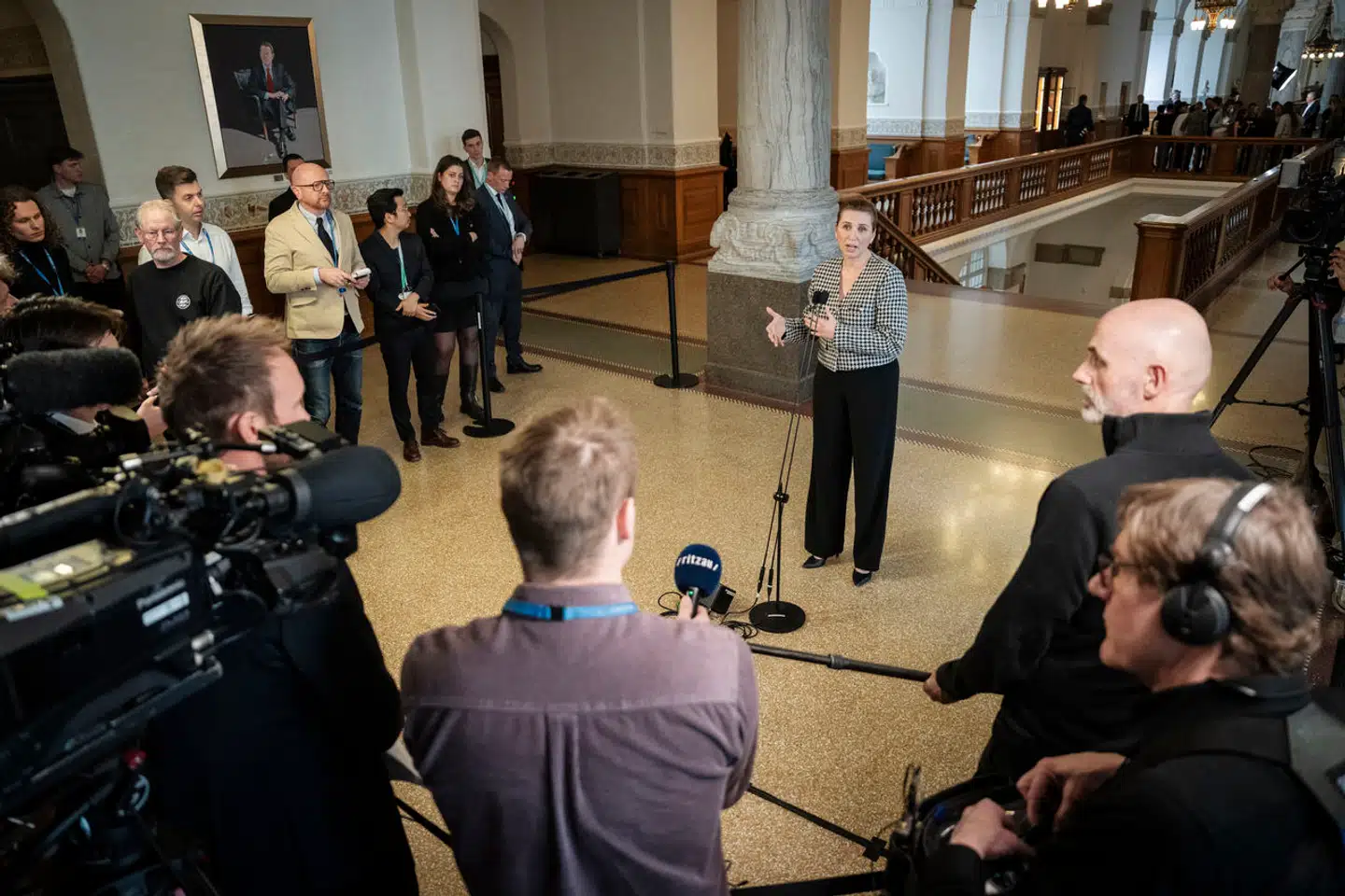 Statsminister Mette Frederiksen (S) svarede tirsdag på spørgsmål fra pressen, efter at hun havde deltaget i spørgetimen i Folketingssalen.