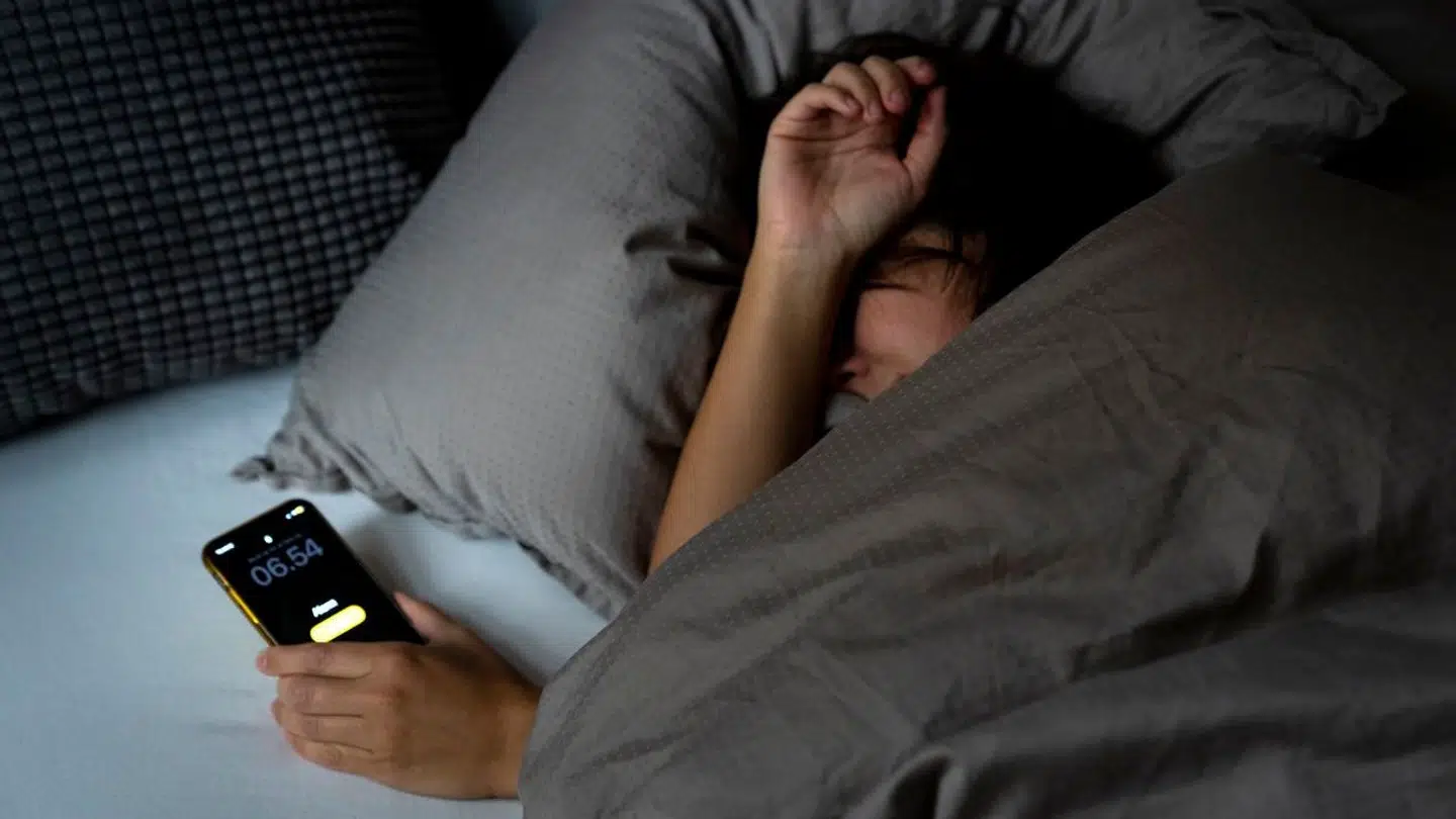 Sundhedsstyrelsen har lavet helt nye anbefalinger for søvnlængde til alle aldersgrupper, der kan bruges som et pejlemærke for, hvor længe børn, unge og voksne bør sove. Især unge kigger meget på mobilen i de sene timer.