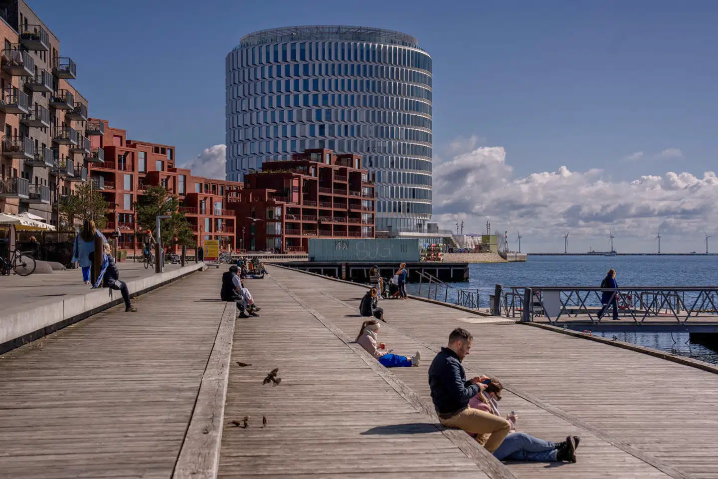 Fra havnebadet i Århusgadekvarteret ligner den nye kontorsilo en stor turbine. Man har lyst til at gå ud og se nærmere på den.