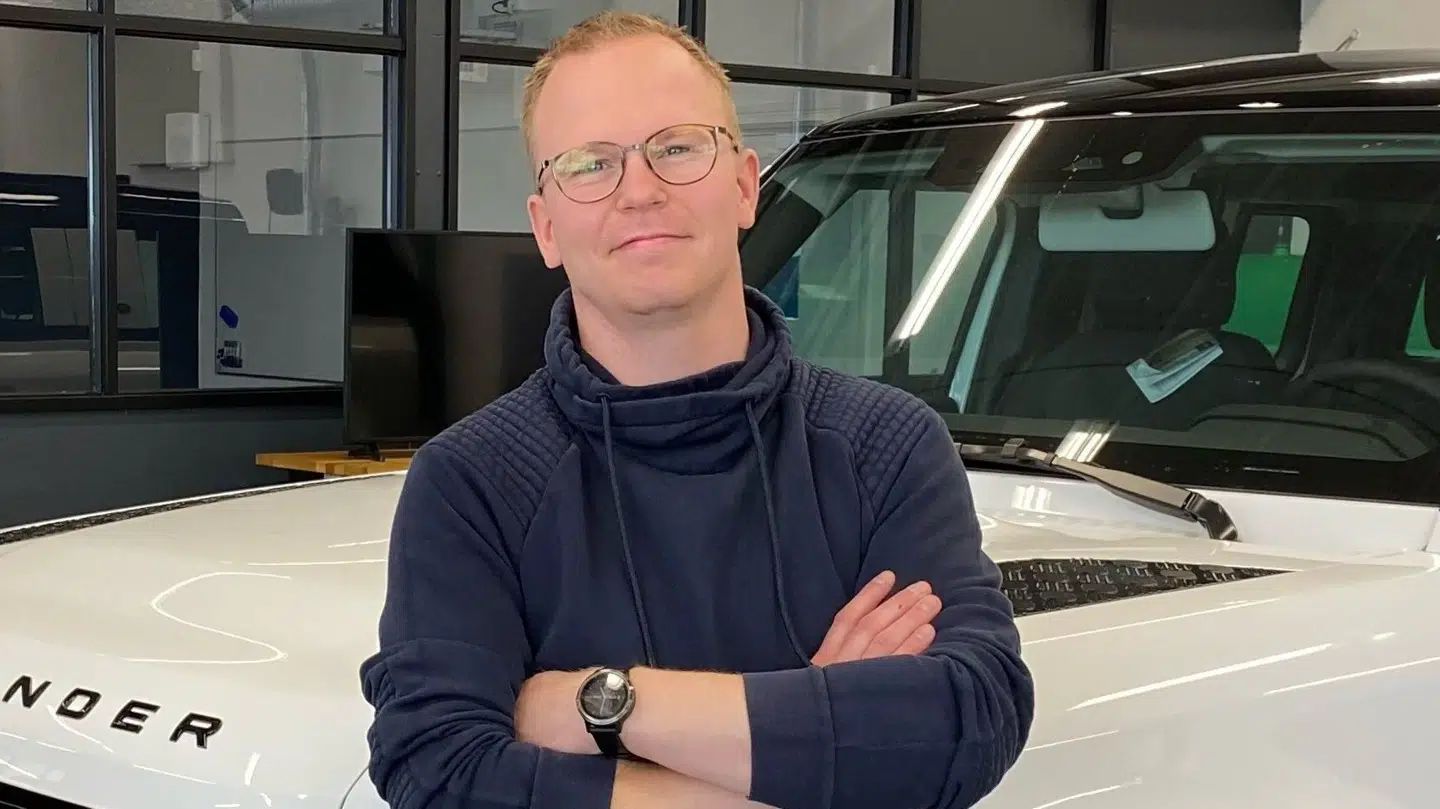 Mads Budolfsen fra AutoMind efteruddanner danske mekanikere, blandt andet i elbilteknologi.