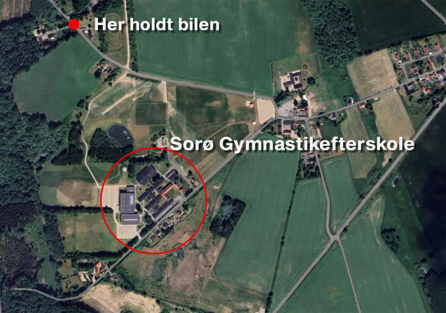 På kortet kan man se både Sorø Gymnastikefterskole, det sted, hvor den mystiske bil holdt parkeret, og stierne omkring efterskolen. Det var på stien mellem bilen og efterskolen, at pigen blev overfaldet.