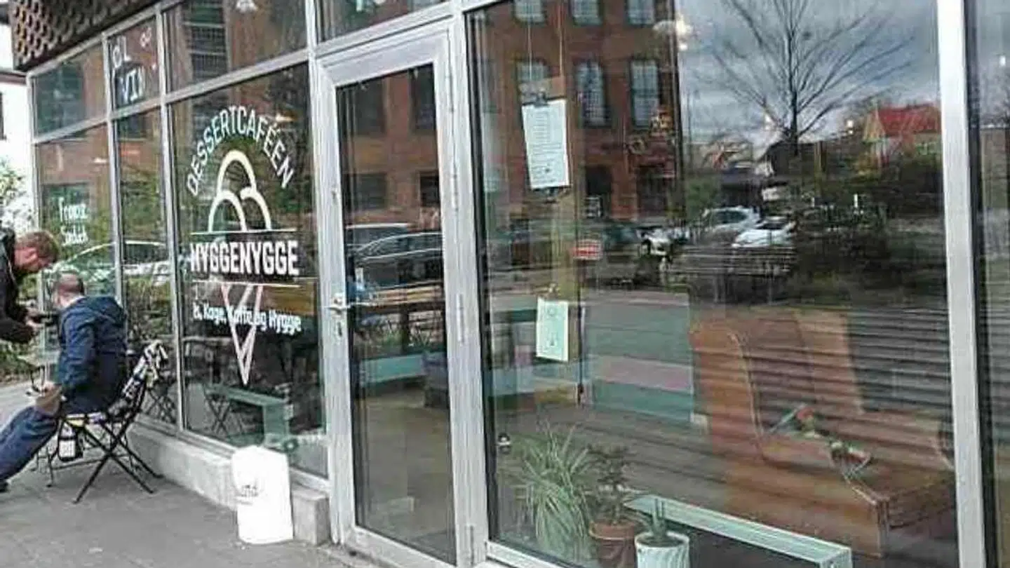 Her ses billedet, som PostNord havde taget ved Kim Schous café. Og som skulle fungere som dokumentation for, at der ikke var nogen til at modtage pakken. Det er Kim, der sidder på stolen