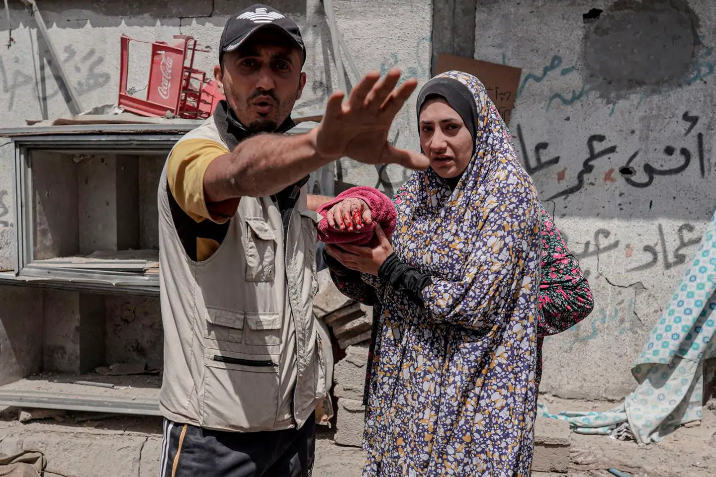 En såret palæstinensisk kvinde bliver ført til en ambulance efter et israelsk angreb i Gaza 22. april. Den internationale presse har ikke haft adgang til området, og det er blandt andet derfor, FN har tilbudt flere medier billeder fra lokale fotografer. Ovenstående billede er dog fra AFP.