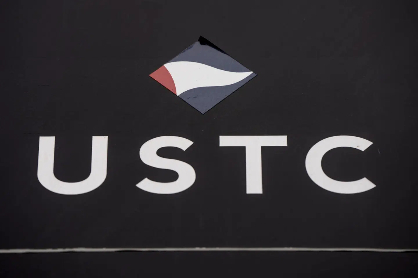 Nina Østergaard Borris fra milliardkoncernen USTC er en af fem velhavende stiftere af et nyt flyselskab, Network Aviation. Hendes investering på fem millioner kroner er dog foretaget i privat regi.