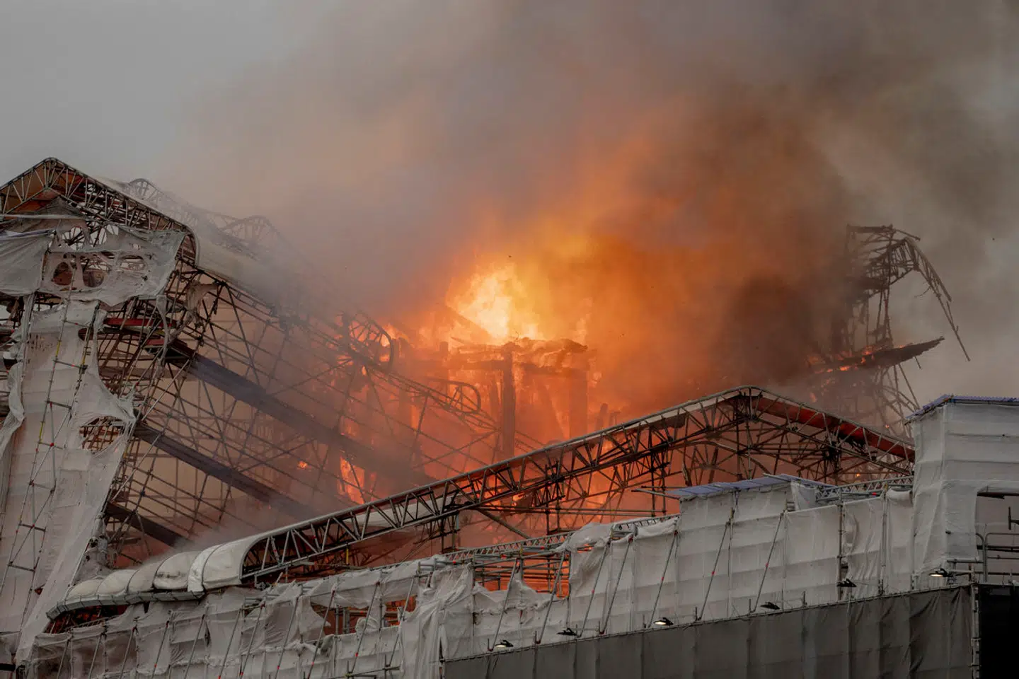 Børsen brænder i København tirsdag morgen den 16. april 2024.