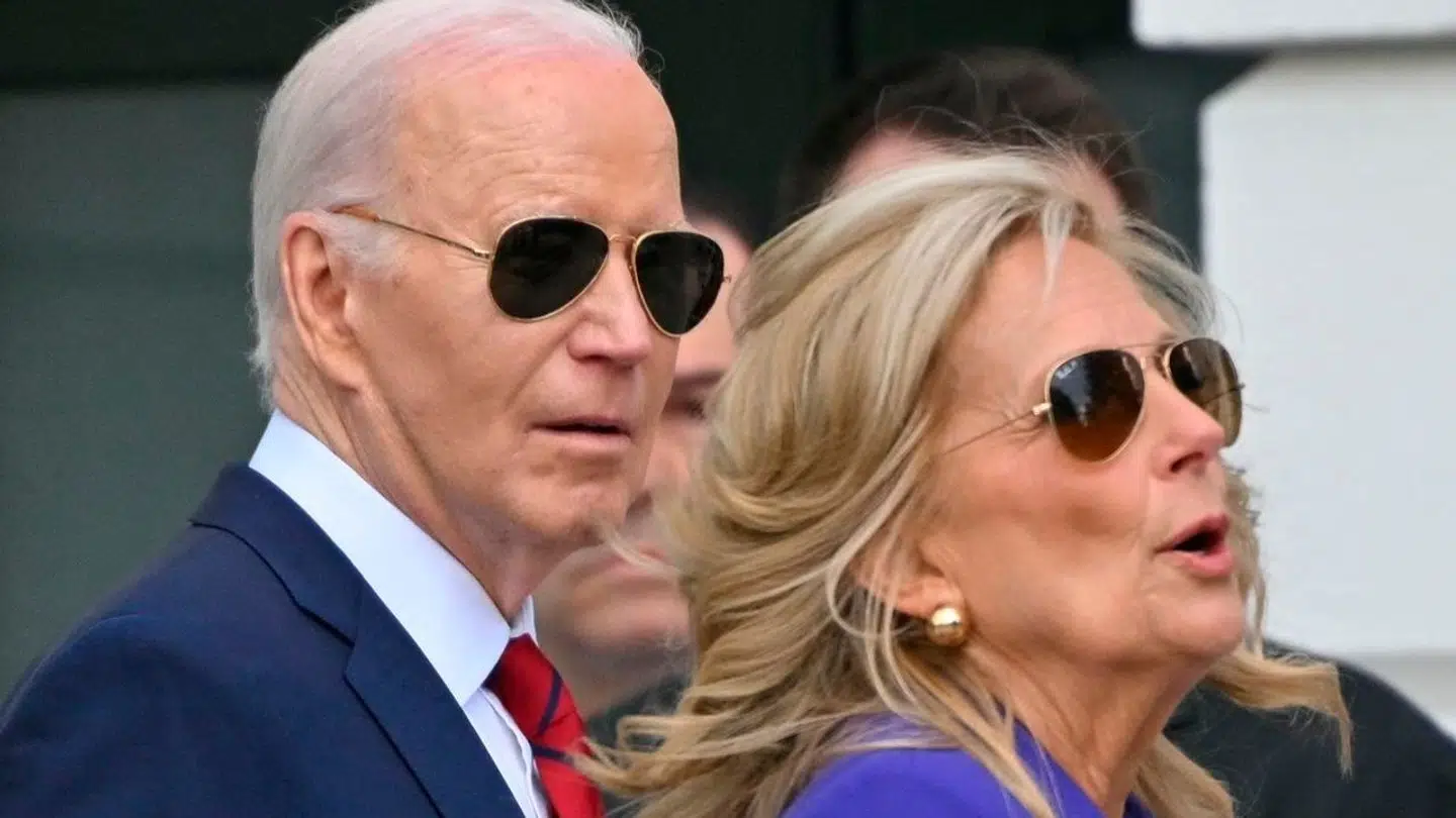 TikTok vil ikke anerkende den lov, som Joe Biden onsdag har underskrevet. Her ses han sammen med sin kone, Jill.