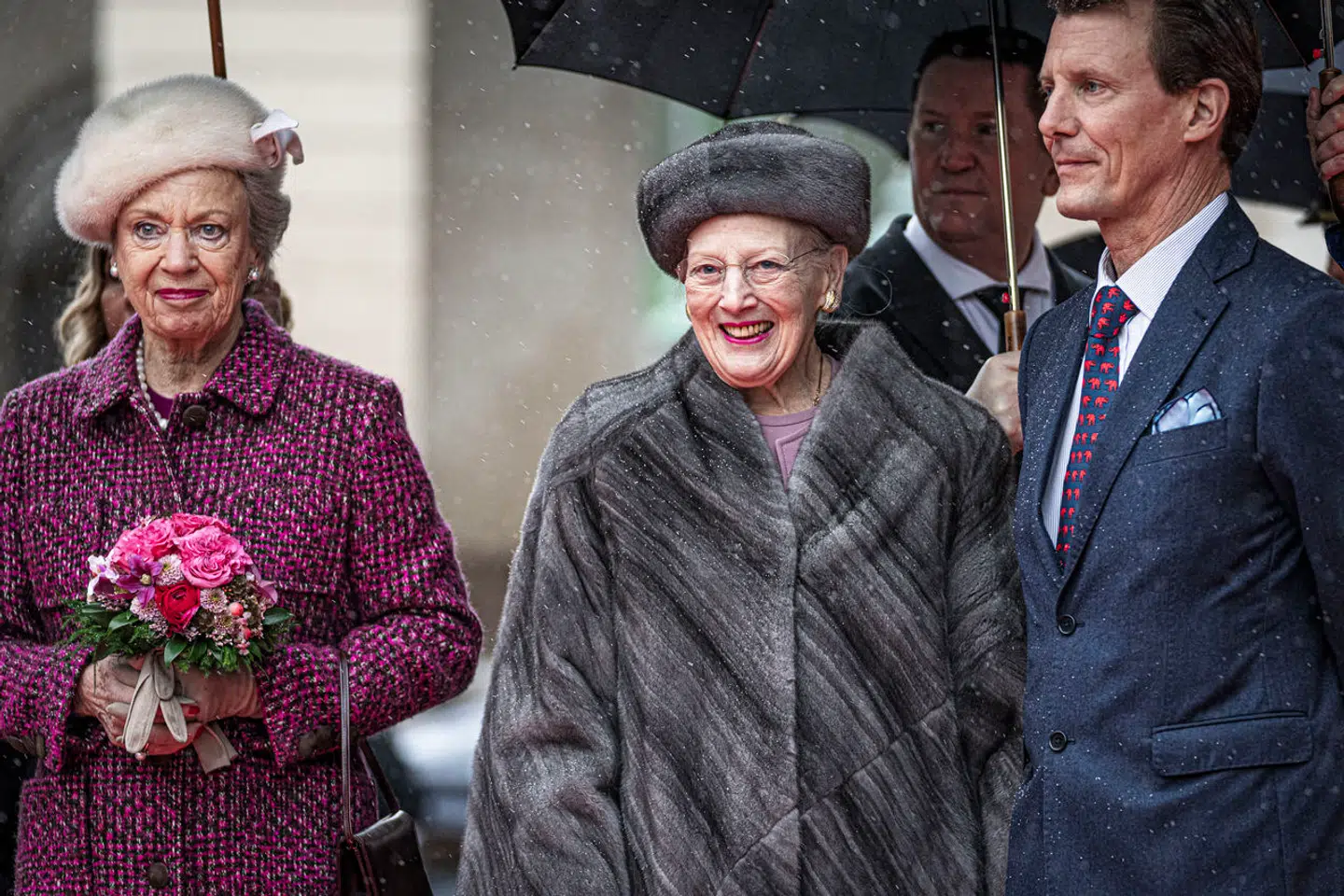 Prinsesse Benedikte plejede at dele Christian VIIS palæ på Amalienborg med prins Joachim. Nu er dronning Margrethes lillesøster flyttet permanent ind, mens prins Joachim har fået egen strandvejsvilla.