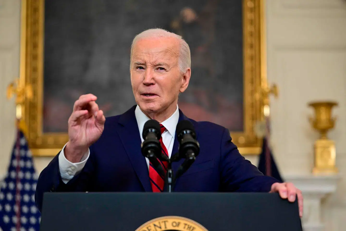 Kort efter Joe Biden underskrev milliardaftalen, gik han på talerstolen i Det Hvide Hus iført en pin på jakken med det ukrainske og amerikanske flag.