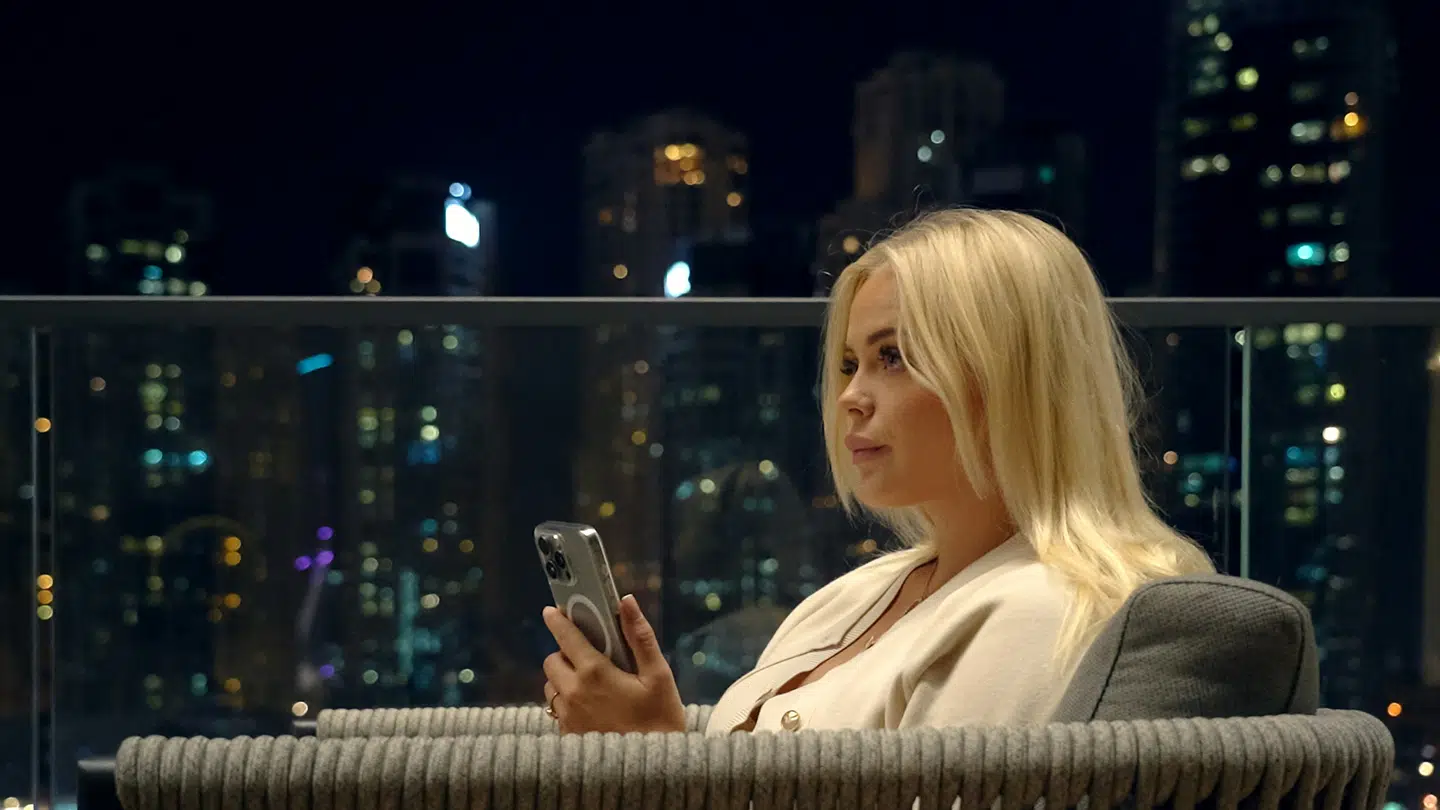 Elvira Pitzner blev i januar stadig tilbageholdt i Dubai, og derfor rådførte hun sig med sin mor over telefonen. Foto: Pineapple Entertainment/TV 2