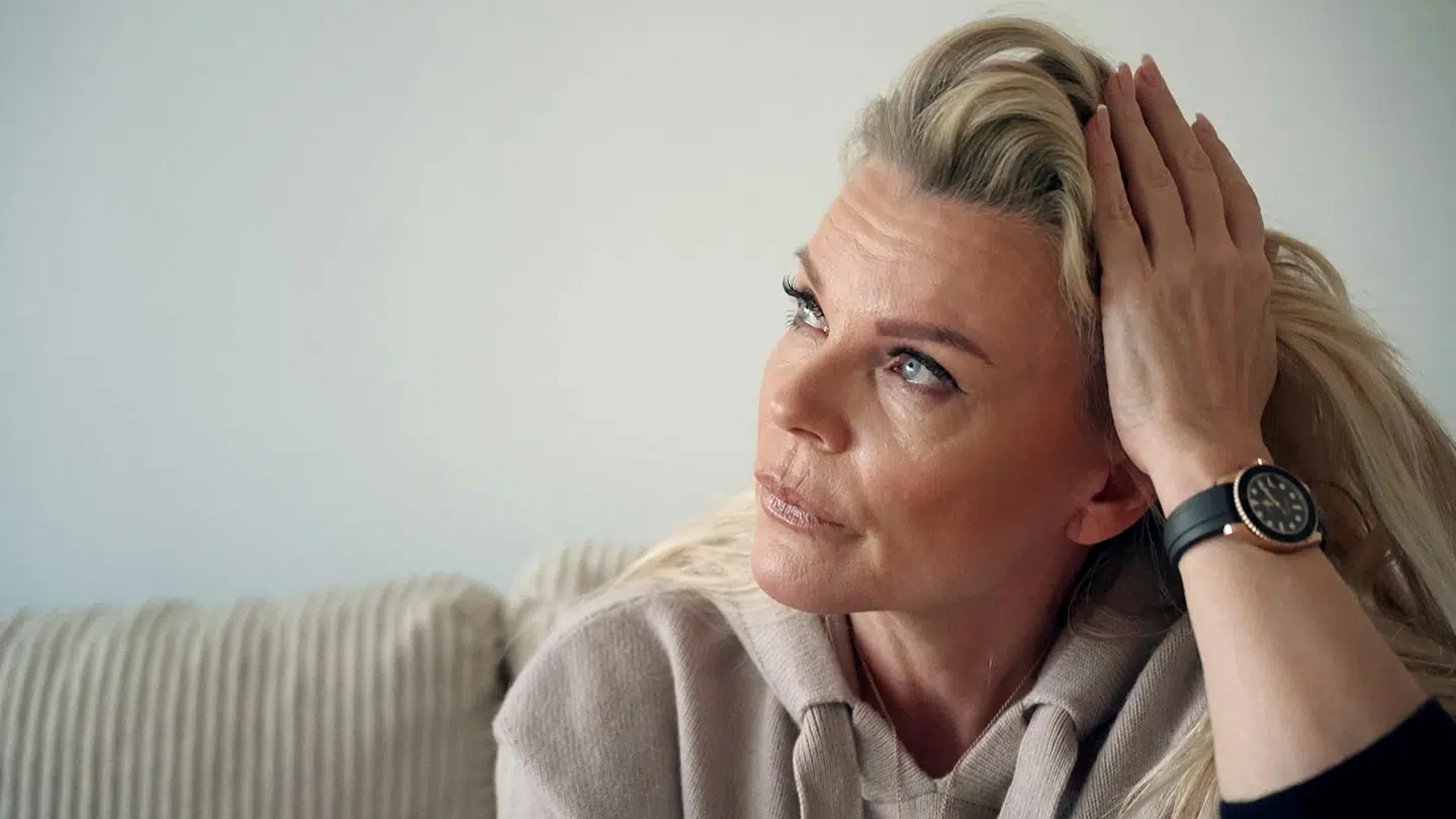 Katarina Pitzner fortæller ærligt sin frustrerede side af sagen om Elvira Pitzners anholdelse i 'Diamantfamilien – fanget i Dubai'. Foto: Pineapple Entertainment/TV 2