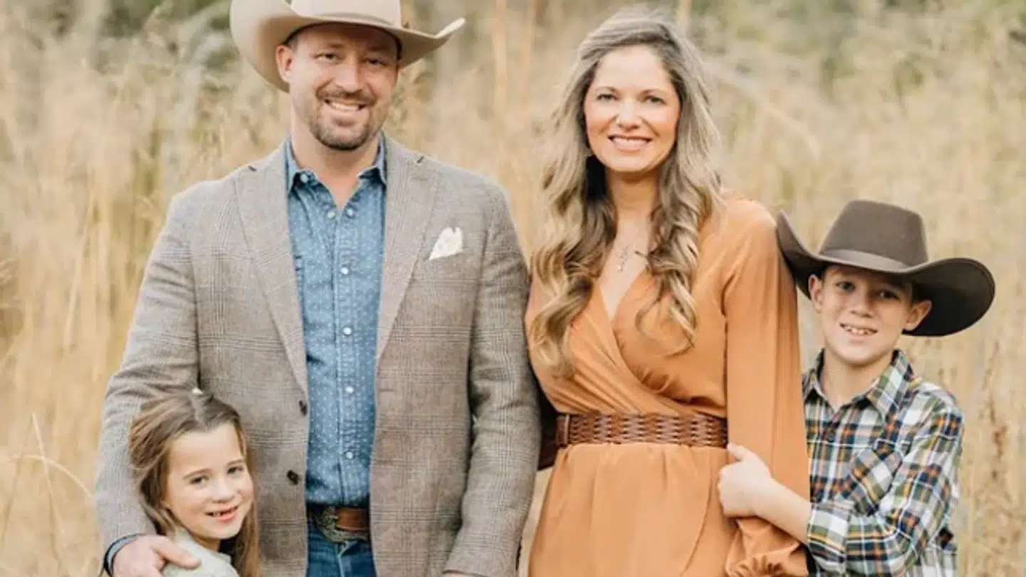 Valerie og Ryan Watson sammen med deres to børn.