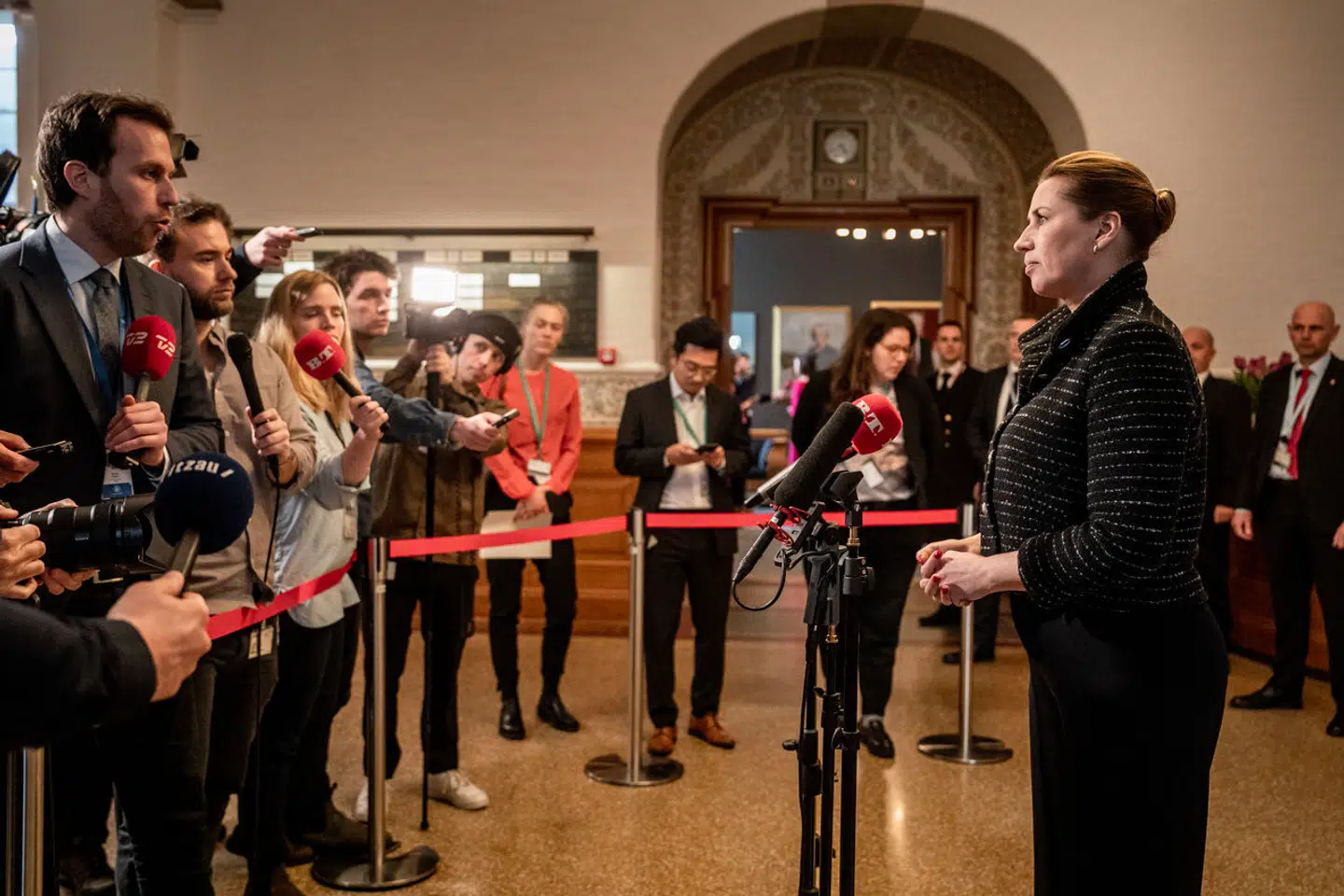 Da regeringen med Mette Frederiksen i spidsen afskaffede store bededag, gav den også sig selv en alvorlig skade, som den får svært ved at komme sig over, påpeger eksperter.