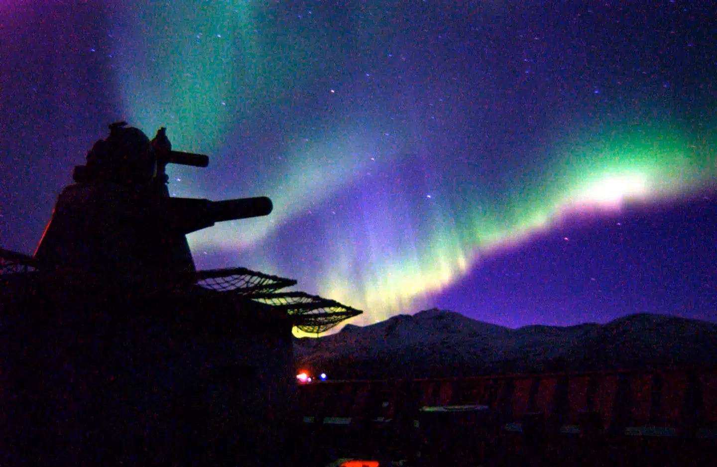 Arkivfoto. Begynder krigen om Taiwan, kan det få store konsekvenser for »det høje nord«, hvor USA vil være mindre til stede. Det konkluderer en ny norsk rapport. Her ses et britisk krigsskib i norsk farvand med nordlys i baggrunden.