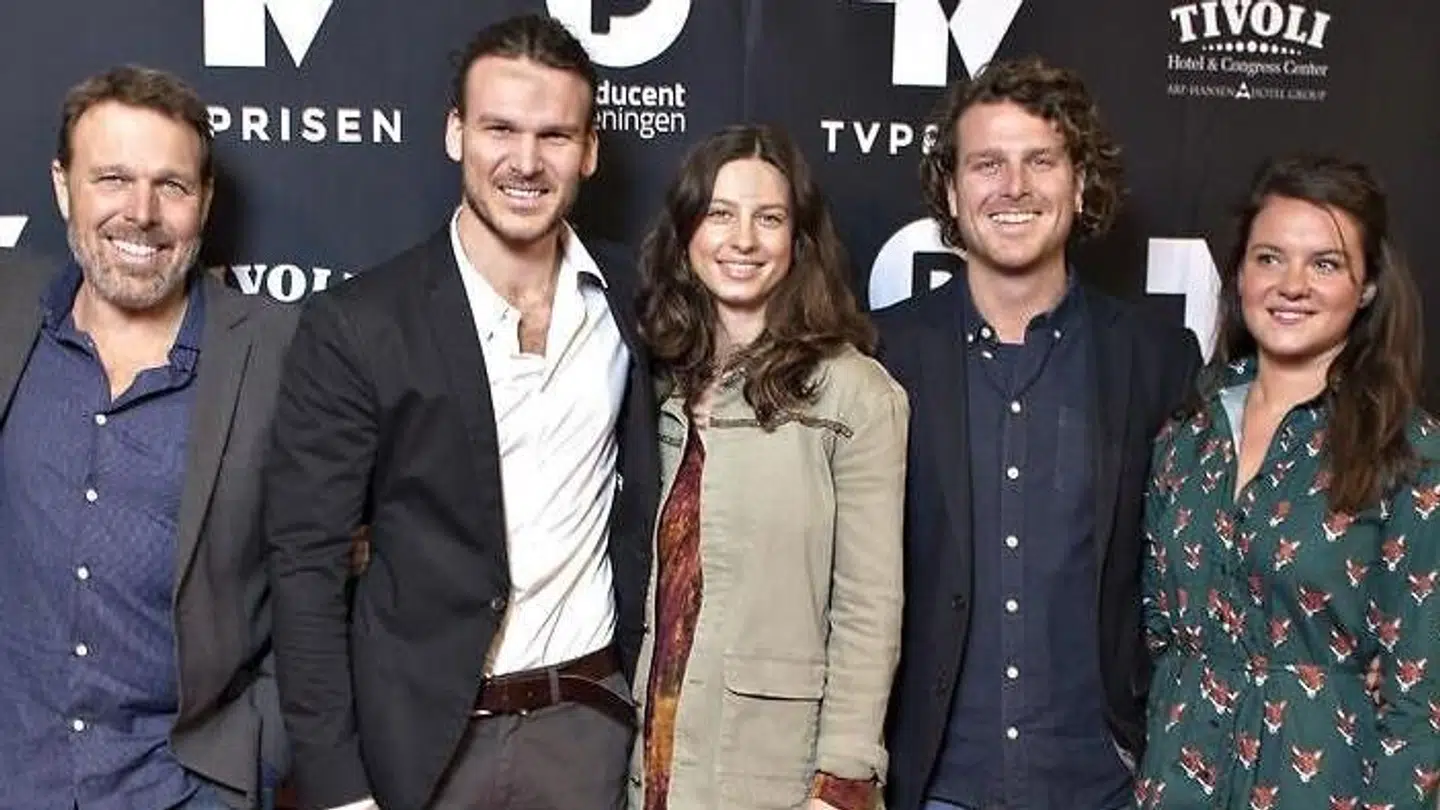 Mikkel Beha Erichsen, Emil Midé Erichsen med kæresten Louise og Theis Midé Erichsen med kæresten Ida til Tv-Prisen i 2018. Foto: Jens Nørgaard Larsen