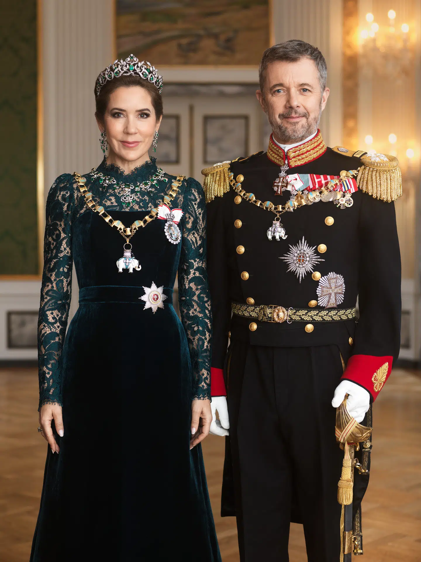 Her ses det officielle gallaportræt af kong Frederik og dronning Mary, som Kongehuset offentliggjorde torsdag 25. april 2024, tre måneder efter tronskiftet, der gjorde dem til nyt regentpar. Foto: Steen Evald / Kongehuset
