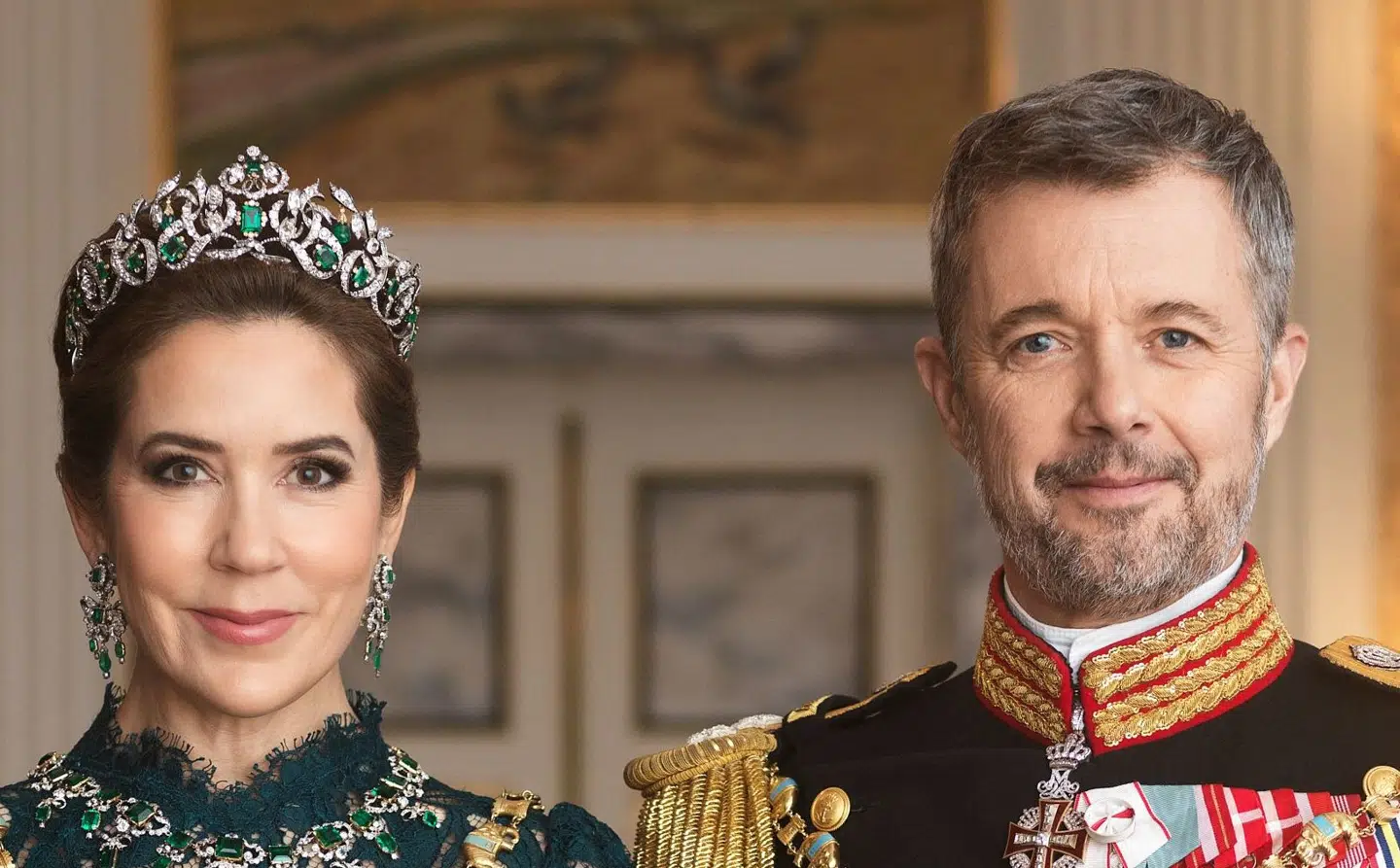 Dronning Mary og kong Frederik har fået offentliggjort deres første officielle gallaportræt som regentpar. Foto: Steen Evald / Kongehuset