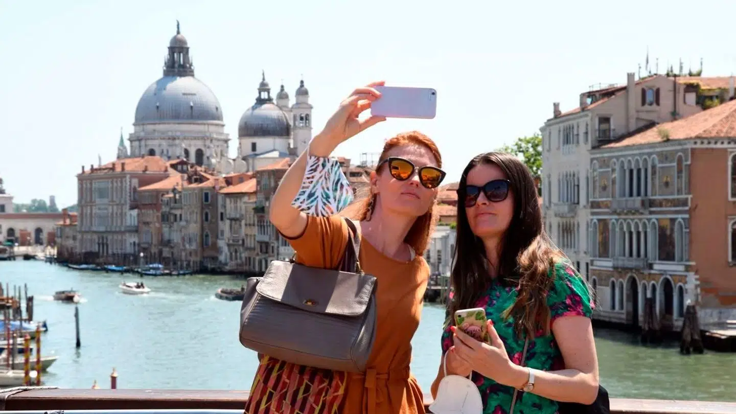 Turister tager en selfie på Ponte dell'Accademia i Venedig (arkivfoto).