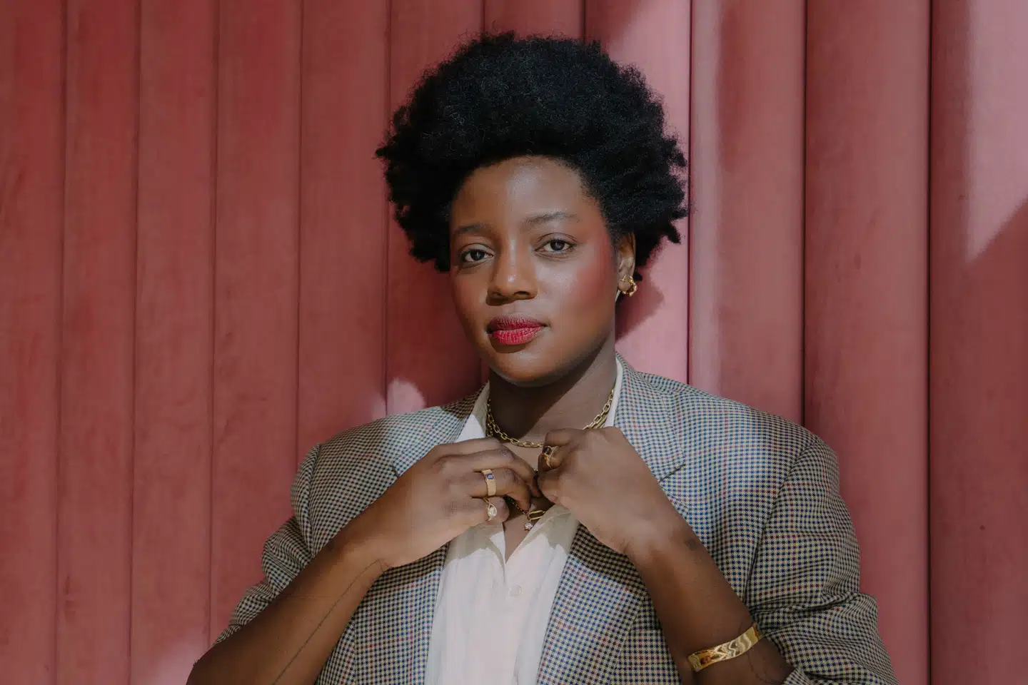 Remi Mobolade fortæller, at hun har haft svært ved at blive forfremmet og nå videre i sin karriere. Det skyldes en ubevidst bias, hævder hun