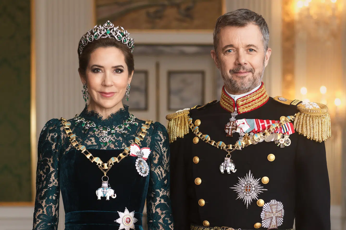 Gallaportrættet af kong Frederik og dronning Mary er taget af fotograf i Grønne Sal i De Kongelige Repræsentationslokaler på Christiansborg Slot.