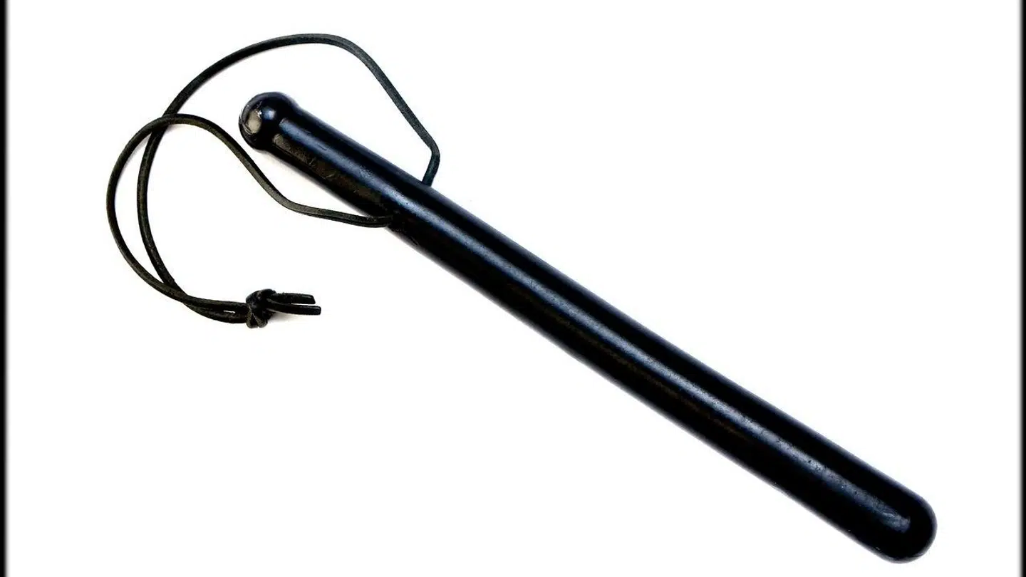 Otte gange blev en anholdt i strid med reglerne slået i hovedet, da han blev anholdt af fire politifolk. Men ingen af dem kan huske at have slået.