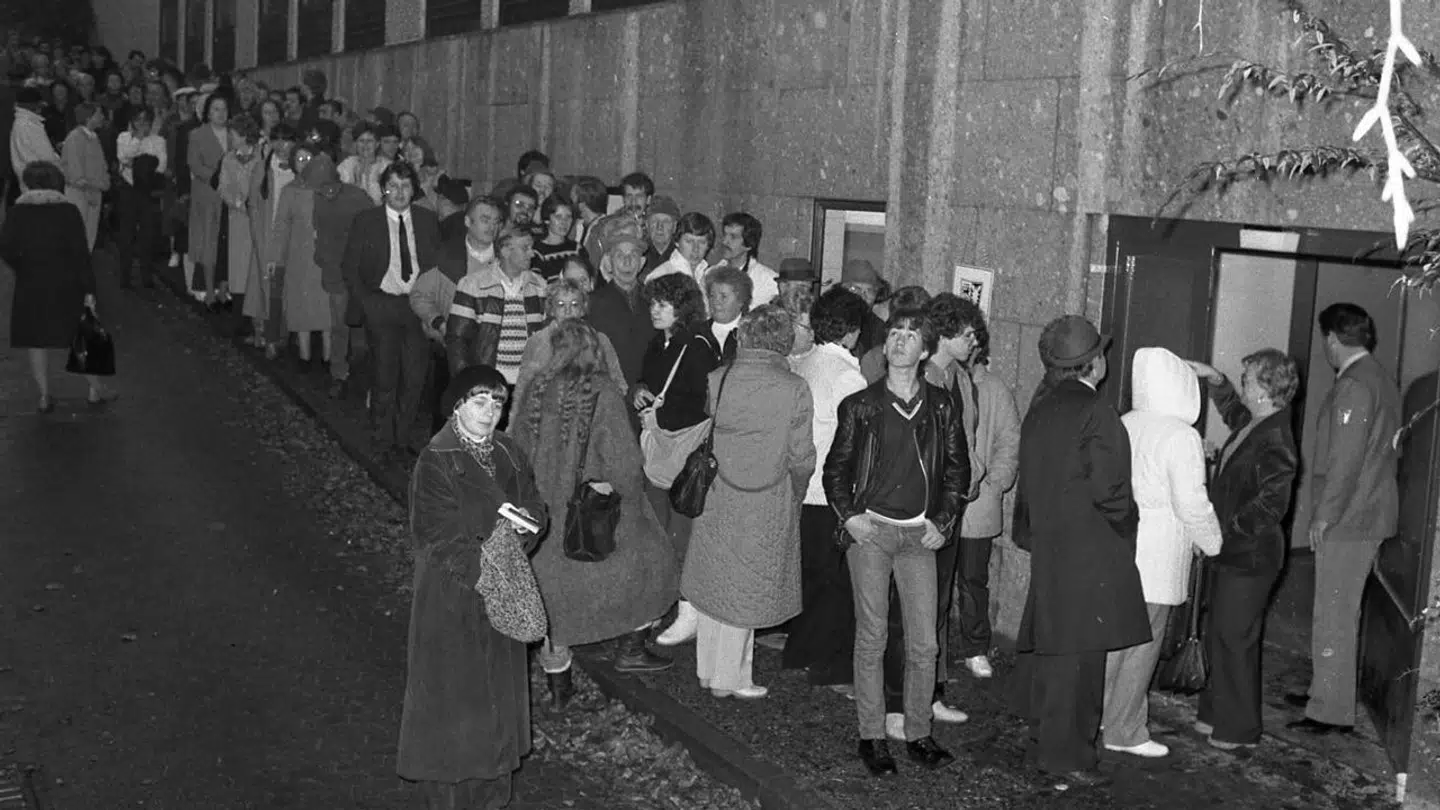 Hundredvis af borgere dukkede op ved retten for at få indblik i, hvordan retssagen gik, da Marianne Bachmeier skulle for en dommer.