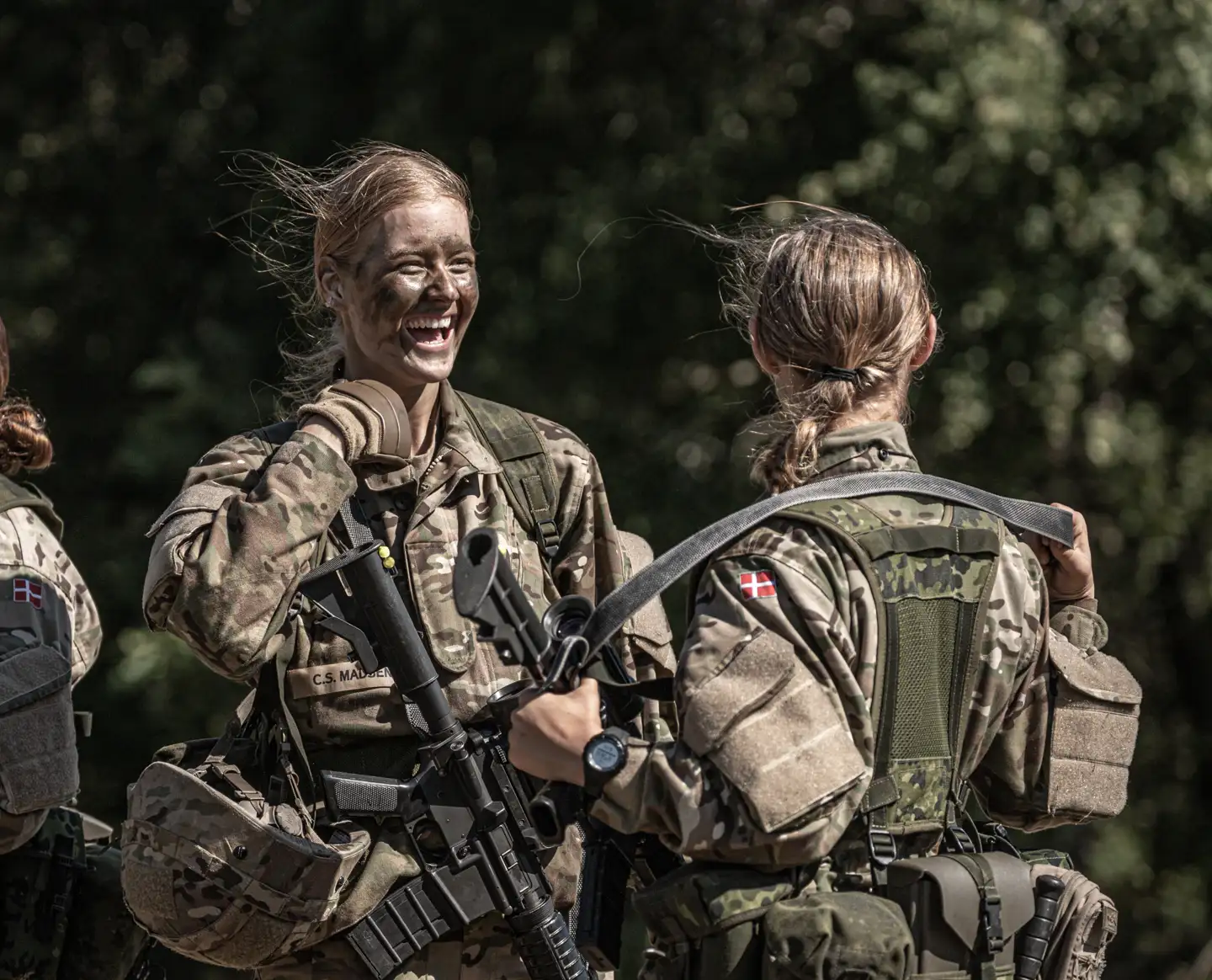 I 1992 fik kvinder såkaldt værneret, hvor kvinder frivilligt kan aftjene værnepligt. I dag er cirka hver fjerde værnepligtig en frivillig kvinde. Fra 2027 holder frivilligheden op.