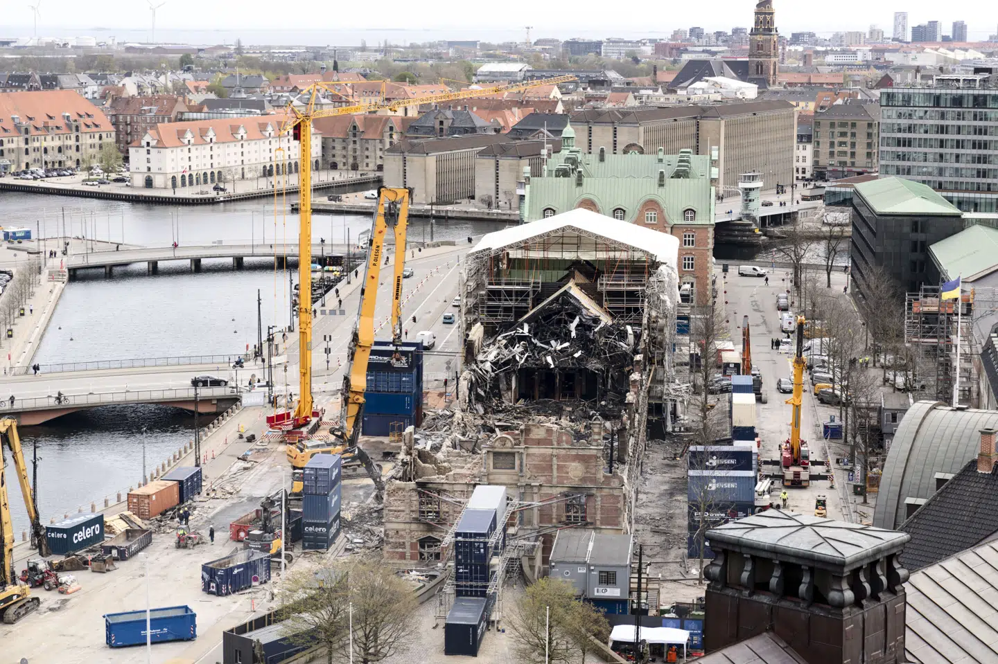 Billeder fra torsdag - mere end en uge siden branden - viser ruinerne af, hvad der før var den gamle børssal i Børsen i København. Der er stadig små gløder i bunden af bygningen under murbrokker og andet, der blusser op i ny og næ.