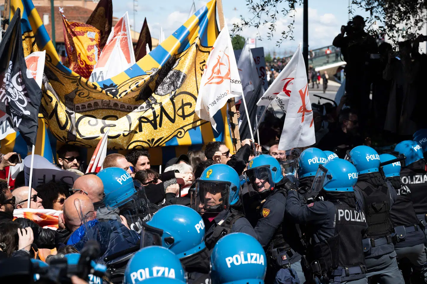 Demonstranter, som er imod betalingssystem i Venedig, støder sammen med politiet på systemets første dag.