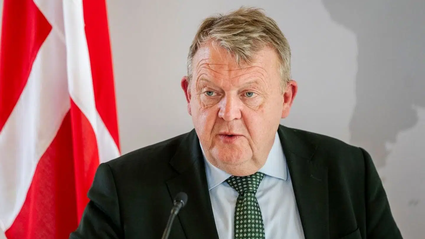 Udenrigsminister Lars Løkke Rasmussen nægter fortsat at udtale sig om spids-spids kandidat Stine Bosses udtalelser om, at Danmark kan tage imod 7.000 flygtninge.