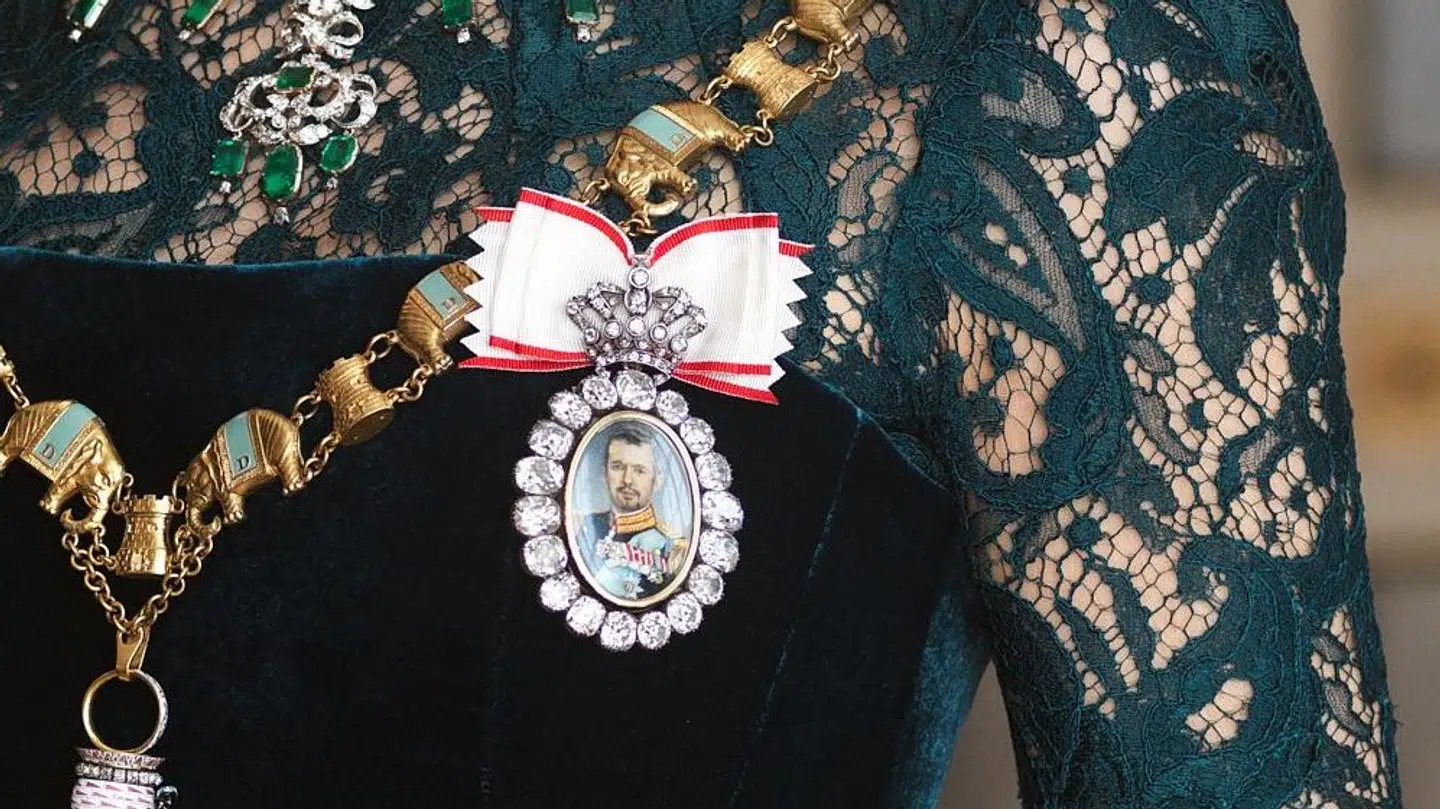 Dronning Mary har valgt smagradsættet fra kronjuvellerne. Det uvurderlige smykkesæt bliver dermed båret for første gang af den nye dronning. Foto: Steen Evald / Kongehuset