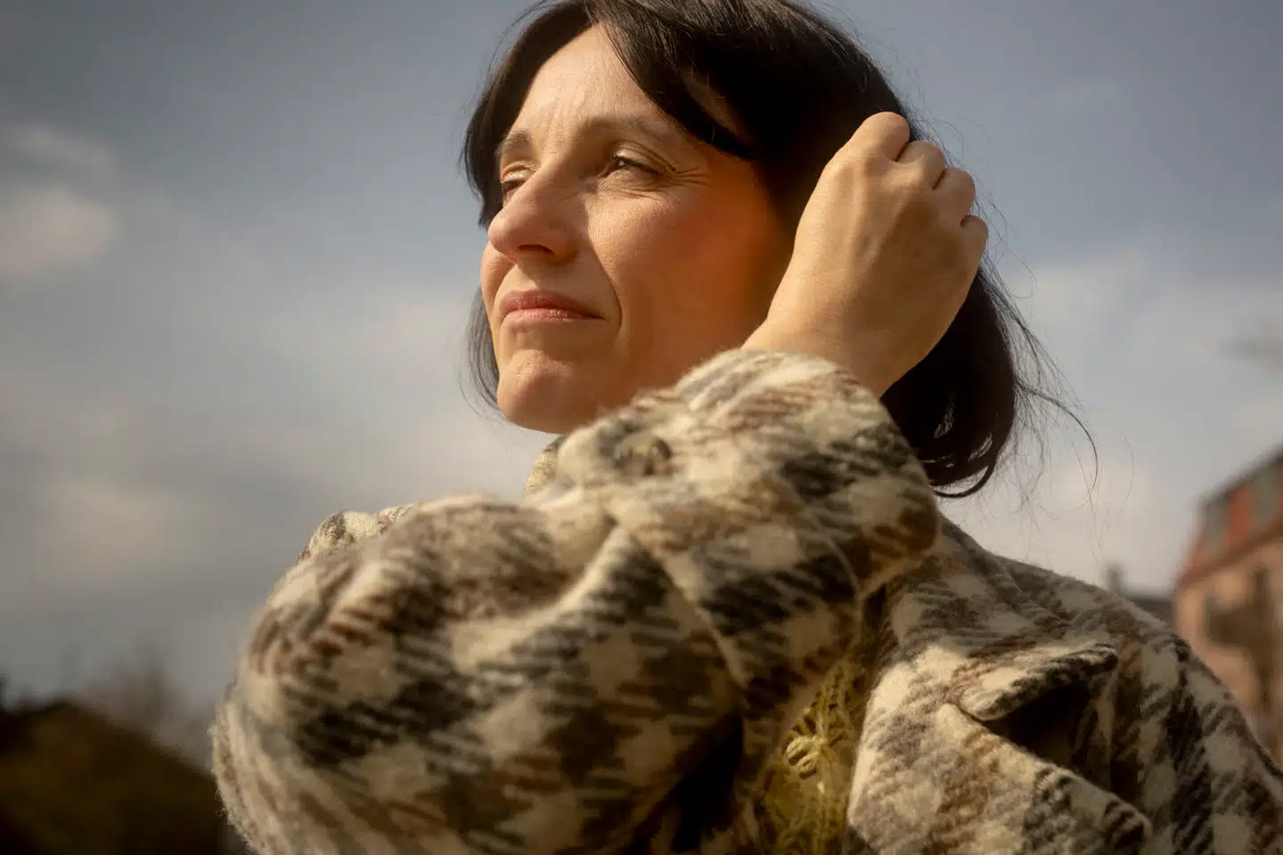 »Jeg forventede ikke, at jeg skulle rammes af den her form for sorg«, siger Kristina Holgersen. Hun har skrevet en digtsamling, der handler om tiden, hvor børnene er på vej væk.