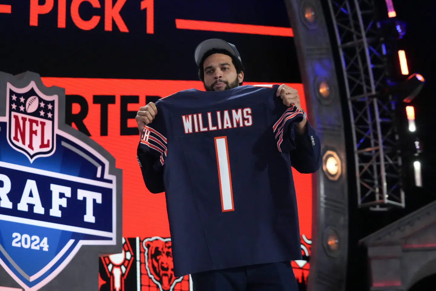 Caleb Williams viser sin nye spillertrøje frem efter at være blevet valgt i NFL-draften natten til fredag dansk tid.