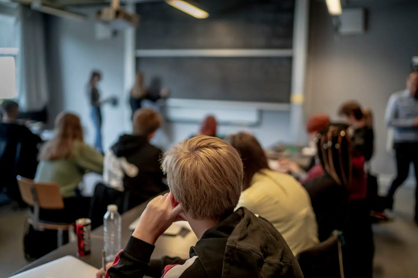 I december besluttede Styrelsen for Undervisning og Kvalitet på Mattias Tesfayes opfordring at skabe 12 anbefalinger om skærmbrug til gymnasier, erhvervsuddannelser og den forberedende grunduddannelse.