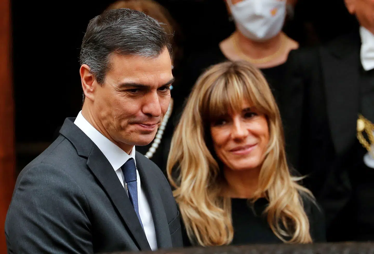 Pedro Sánchez og Begoña Gómez fotograferet under et besøg i Vatikanet. Den spanske premierminister overvejer angiveligt at opgive magten for at redde sit ægteskab.
