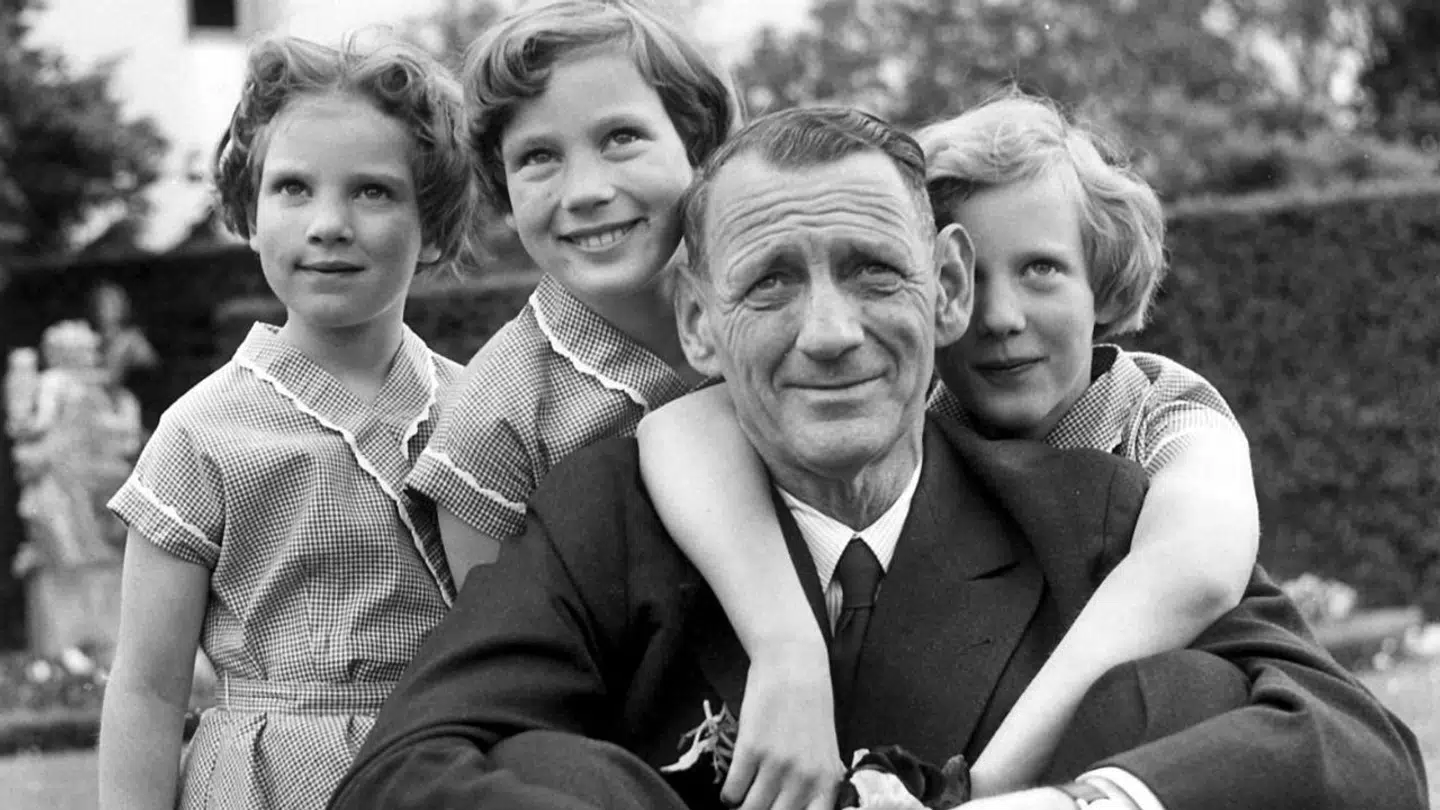 Kong Frederik IX med sine tre døtre, fra venstre prinsesse Anne-Marie, prinsesse Benedikte og prinsesse Margrethe.