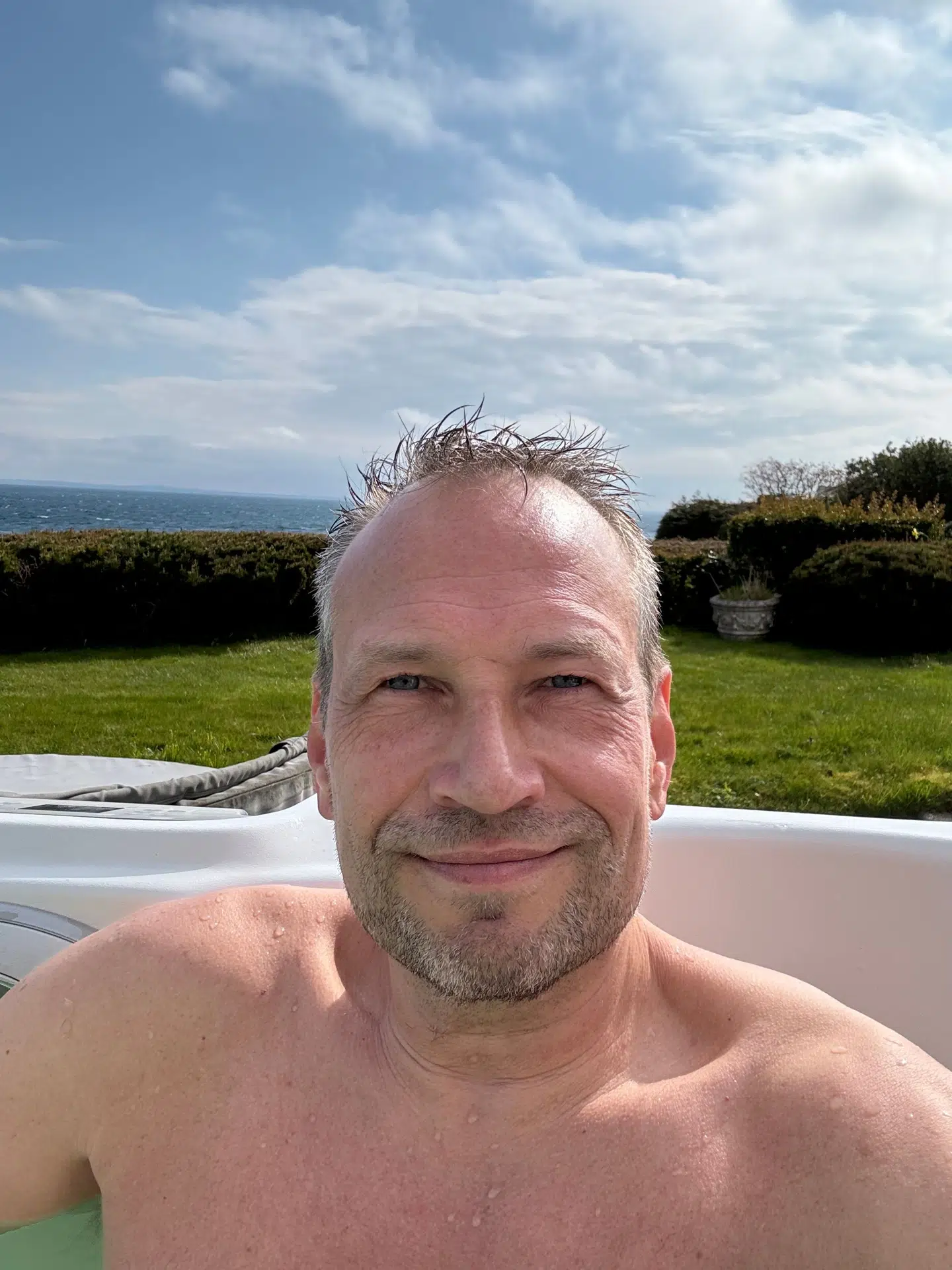 Sådan holder Martin Thorborg 'Store Badedag'. Med kaffe, udsigt over Øresund og en tur i jacuzzien.