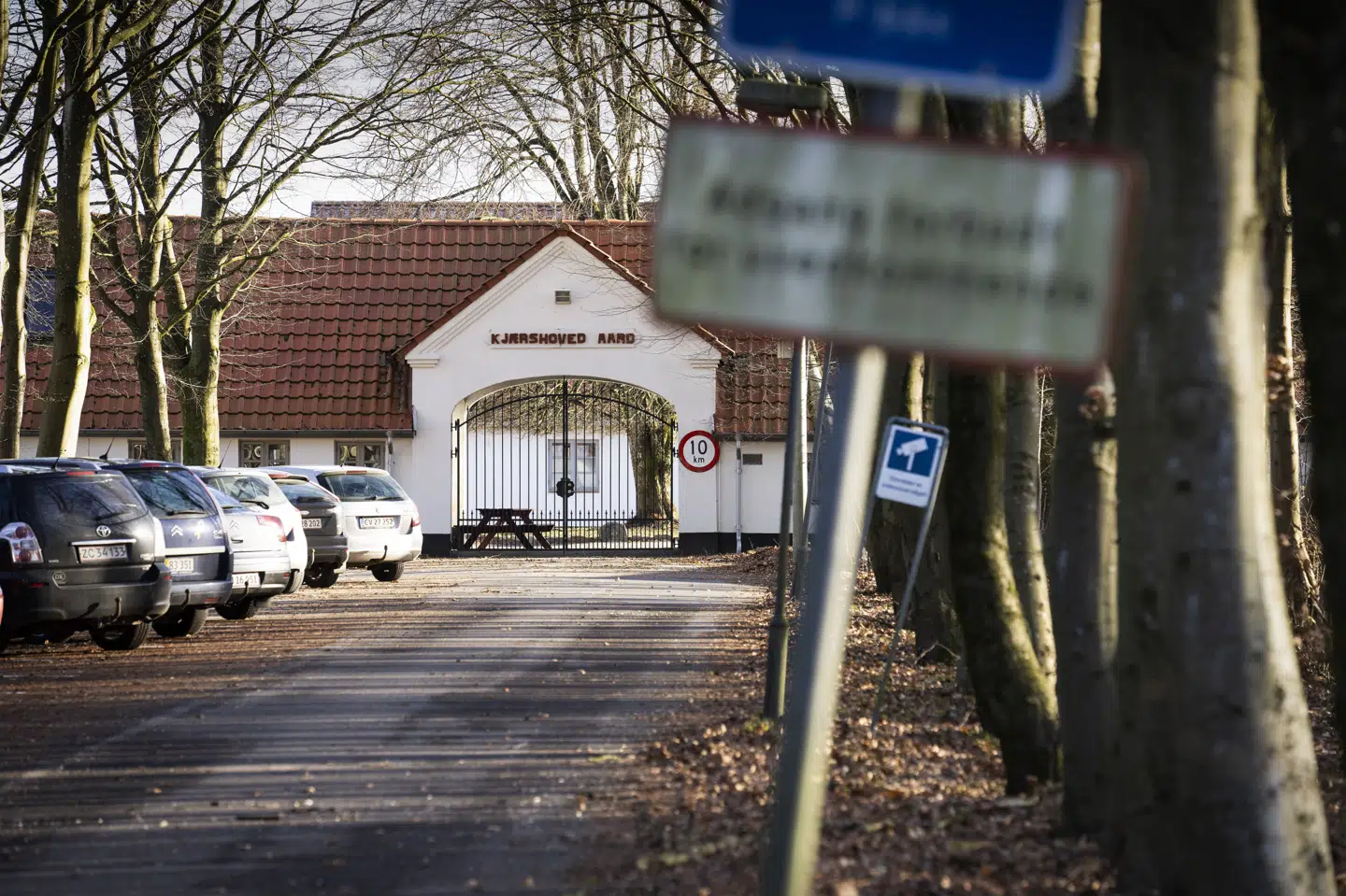 Udrejsecenter Kærshovedgård bør sikre bedre forhold for beboerne, mener Folketingets Ombudsmand. (Arkivfoto).