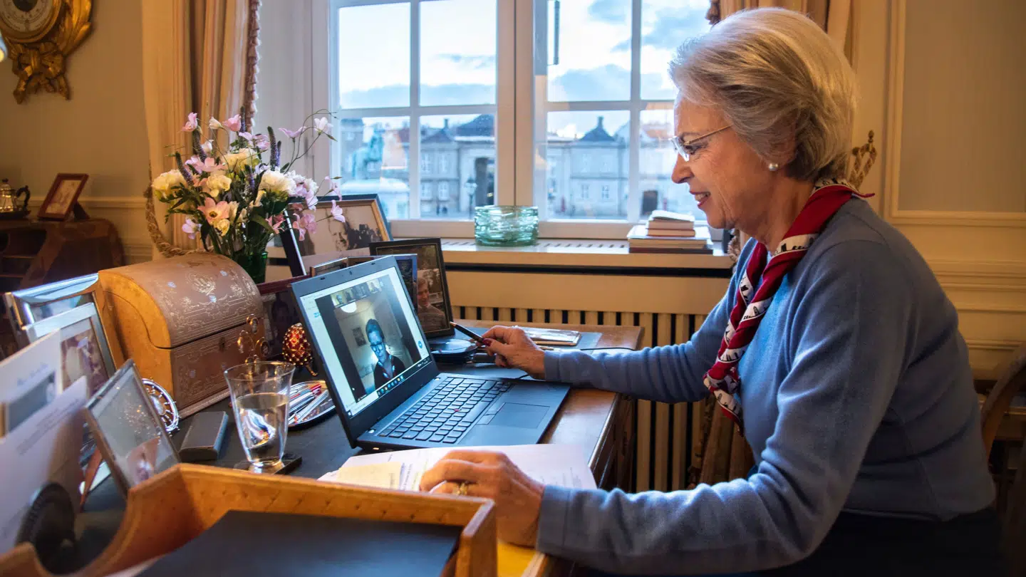 Prinsesse Benedikte ved sin arbejdscomputer.