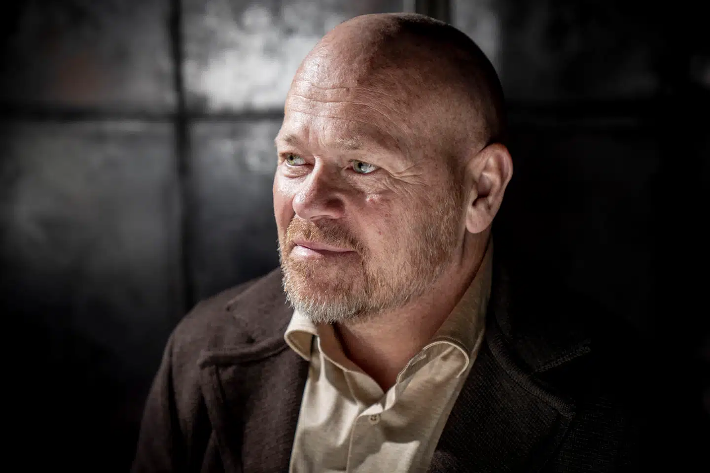 Den tidligere fodboldspiller Stig Tøfting er blevet tiltalt for vold, skriver Vejle Amts Folkeblad.