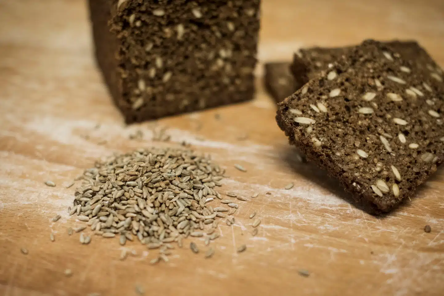 Danskerne spiser over 80 gram fuldkorn om dagen, hvilket sandsynligvis er verdensrekord. Men kan det også blive for meget af det gode? Det spørger vi en central professor om.